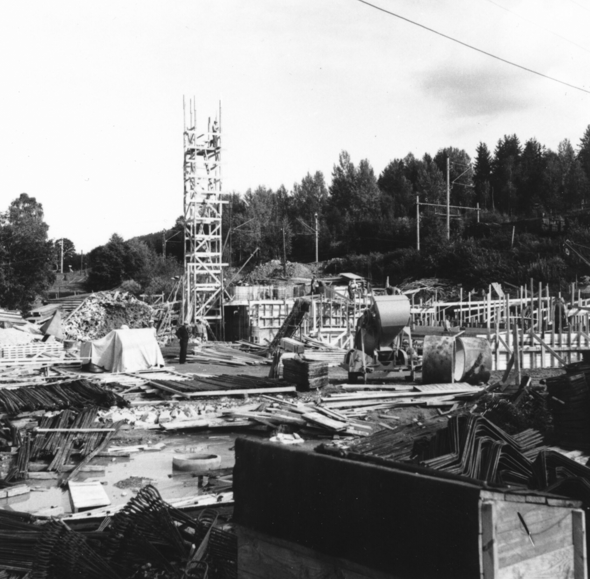Ni bilde av forskalingar og forskalingsarbeid under bygginga av Bø mølle i 1952-53. 