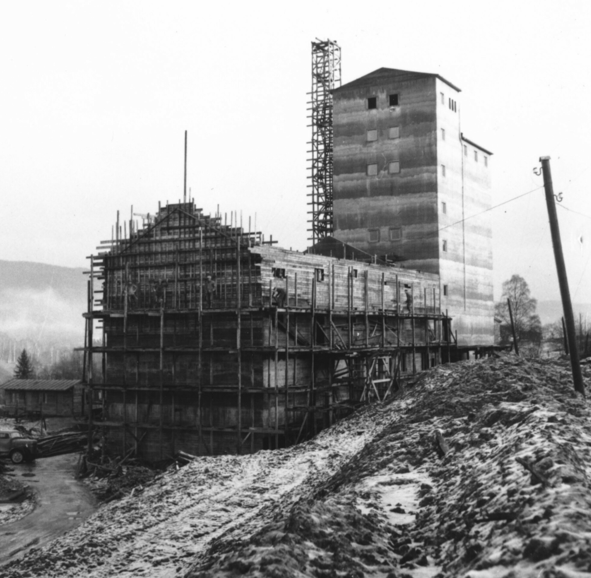 12 bilde frå bygginga av Bø mølle 1952-53.  Bygging av "lågbygget."  Først vart kornsiloen bygd, så dette bygget.  