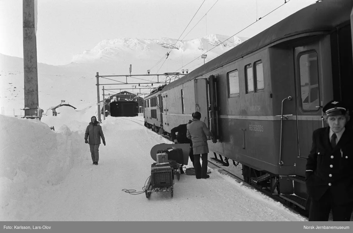 Lossing av reisegods fra reisegodsvogn litra F2  i dagtoget fra Oslo Ø til Bergen, tog 601, på Finse stasjon