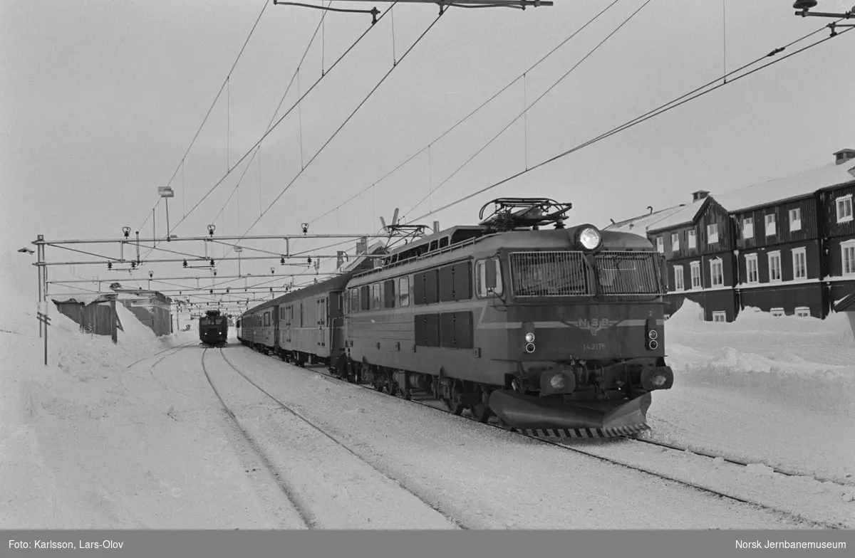 Elektrisk lokomotiv El 14 2176 med dagtoget fra Oslo Ø til Bergen, tog 601, på Finse stasjon