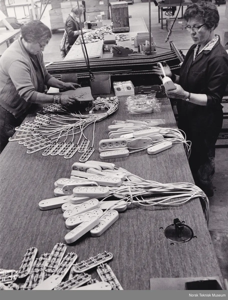 To kvinnelige arbeidere monterer skjøteledninger ved Elektrokontakt (ELKO) på Sporpind i Åmot, Modum, 1970-årene.