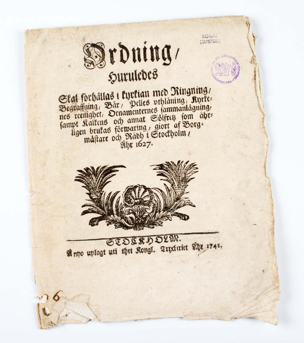 Stort pappersark vikt i fyra delar. Text på framsidan: "Ordning huruledes skall hållas i kyrkan med ringning, begravning, bår.......". Tryckt i Kongliga Tryckeriet i Stockholm, 1741.