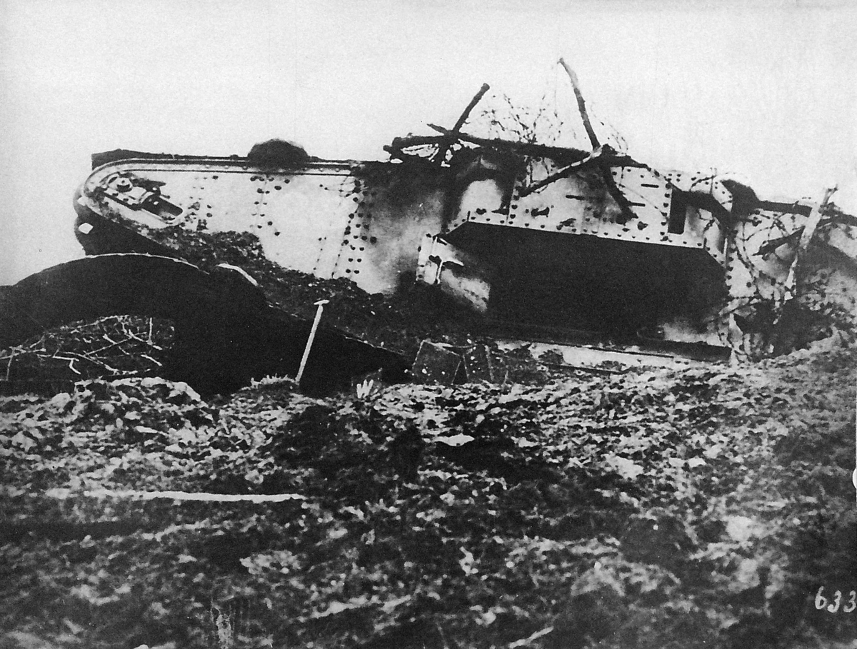 Från det stora tankslaget vid Cambrai: Av tyskarna sönderskjuten engelsk tank vid byn Bourlon.