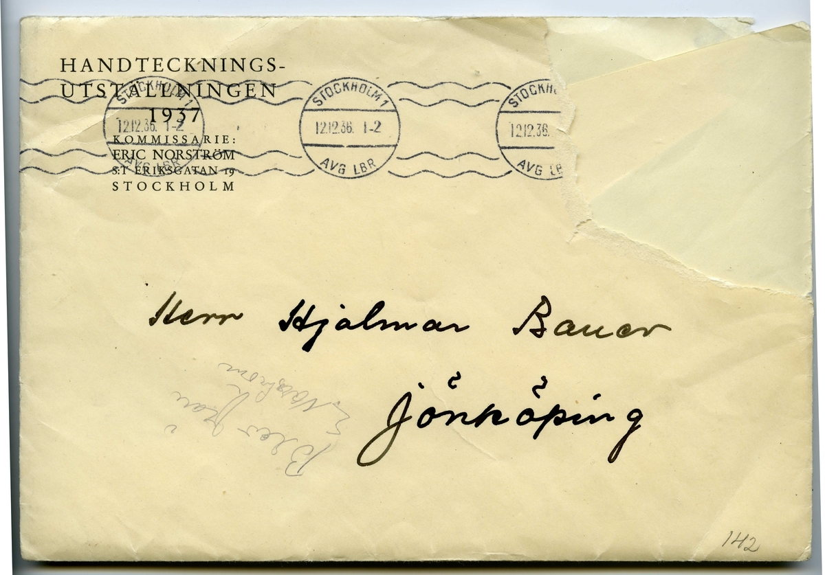 Brev 1936-05 från Eric Norström till Hjalmar Bauer, bestående av fyra sidor skrivna på fram- och baksidan av två vikta pappersark, samt kuvert. Huvudsaklig skrift skriven på skrivmaskin, samt handskriven i blyerts och svart bläck.
.
BREVAVSKRIFT:
.
[Sida 1]
[tryckt text: MEDÉNS BOKHANDELS A.-B.
TELEFONER:
1984 SV. AVD.
8422 UTL.AVD.
GÖTEBORG
ÖSTRA HAMNGATAN 43]
Konstnären
Herr John Bauer, Grenna. -
På anmodan av Eder [?]
få vi härmed meddela köparna till
sålda tavlor:
”Gossen med k- - flaskan”
Grosshandl. Emil Collin.
”Flickan, som ligger på knä”
Fil.Kand. R. Frodi
2 ovala svarta [?] av
”Bland Tomtar” -100.-
Bankkamrer Cramér
Det vore roligt om Ni till hösten
hade lust återkomma. Och skola
.
[Sida 2]
vi då hoppas på bättre resultat. -
Med utmärkt högaktning
R - Medén