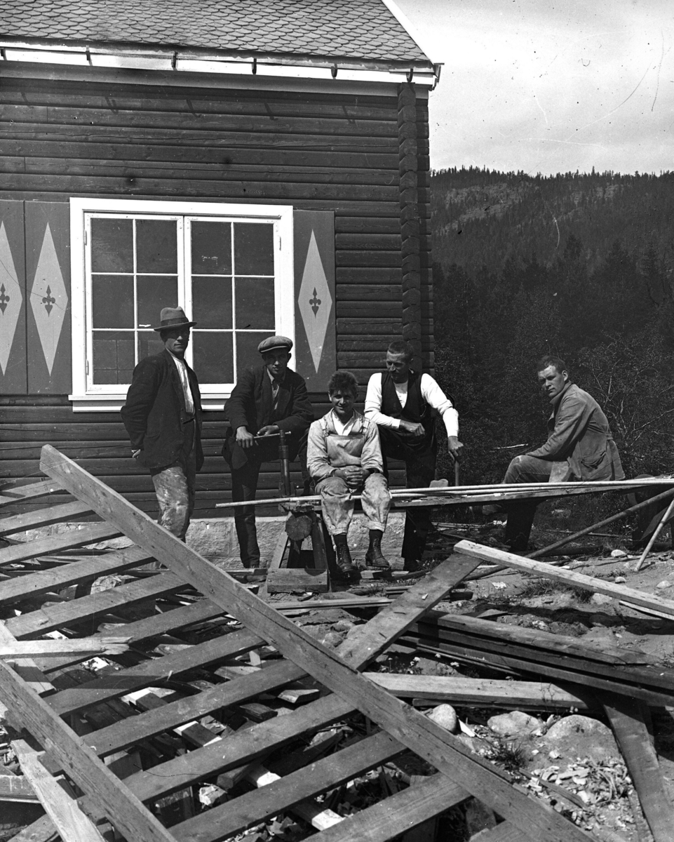 Haukaas-Luraas skule i Austbygda i Tinn.  Byggmeistrar var O. J. Haugen og sonen Ragnvald Haugen. 