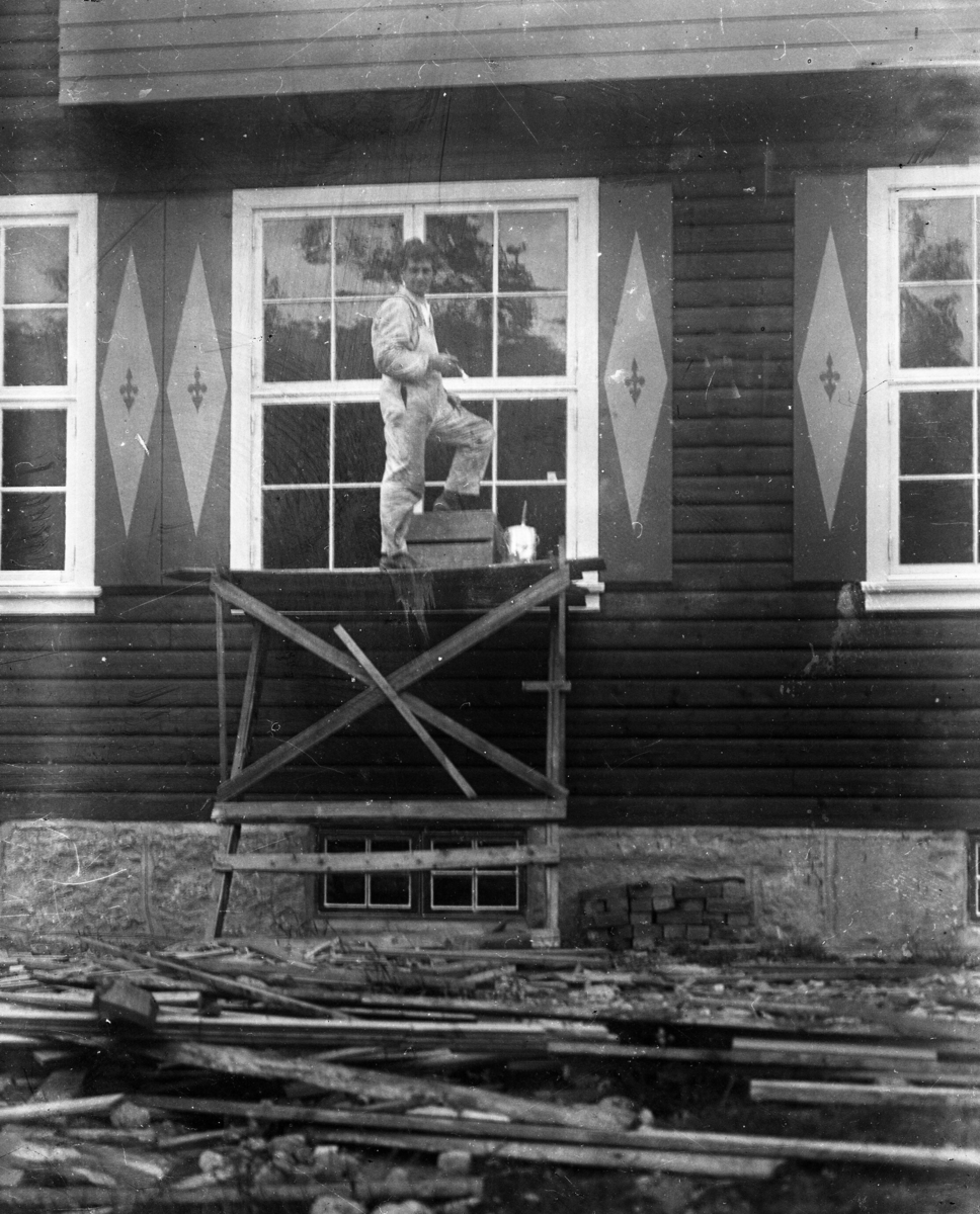 Haukaas-Luraas skule i Austbygda i Tinn.  Byggmeistrar var O. J. Haugen og sonen Ragnvald Haugen. 