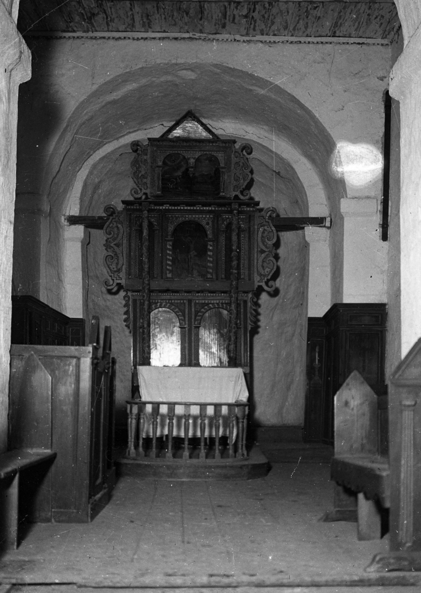 Fire bilde av interiøret i Bø gamle kyrkje.