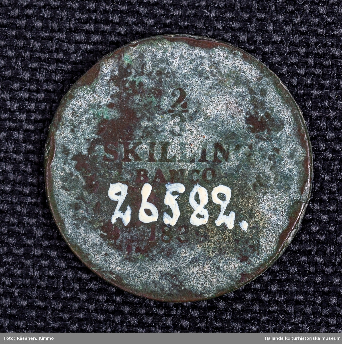Arkeologiskt föremål. Mynt 2/3 skilling bancoFrån 1839Diameter 24 mm. 