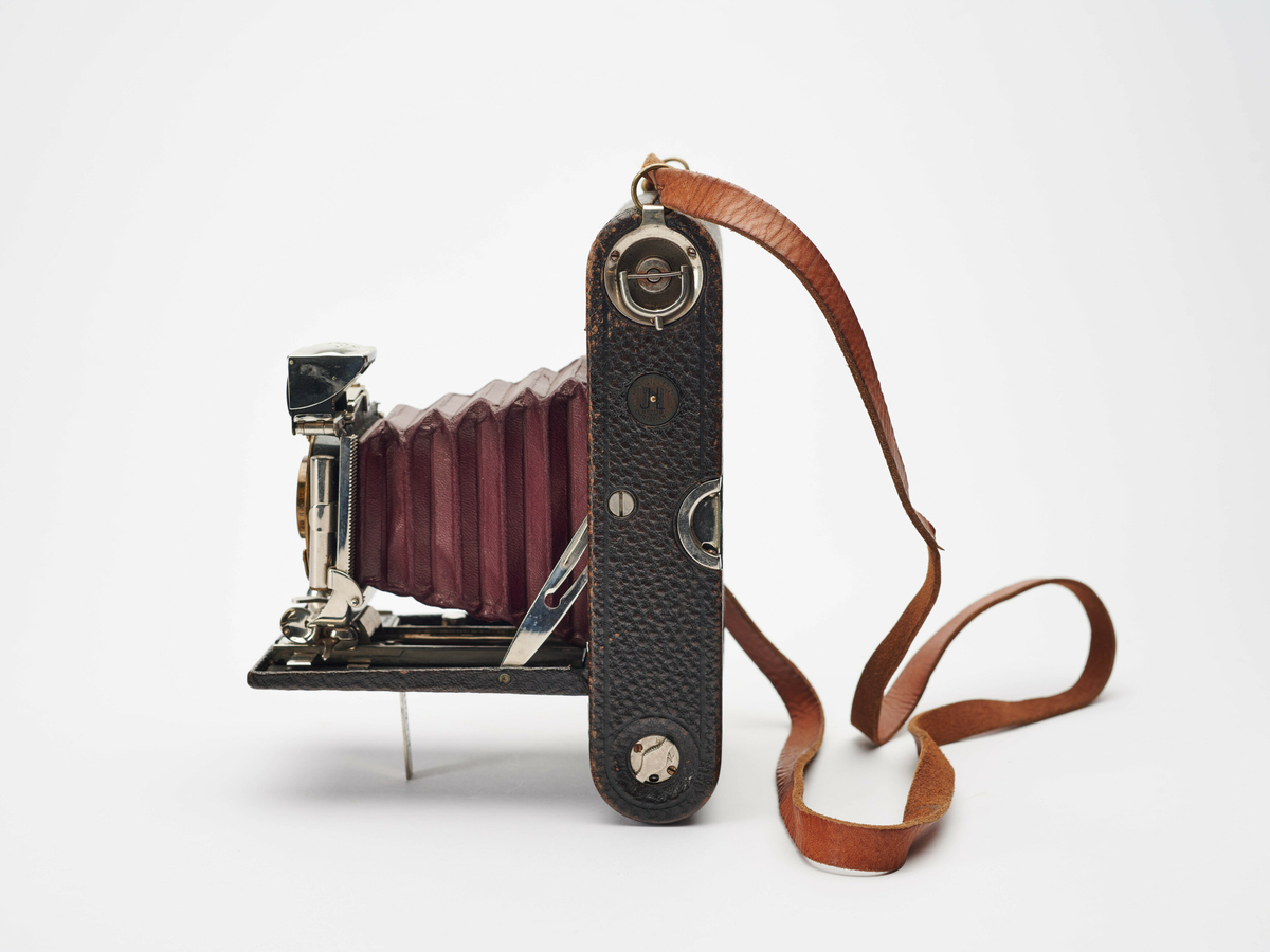 3 Folding Pocket Kodak model E-2 er et foldekamera for 118 rullfilm, produsert av Eastman Kodak Co. ca. 1904.

De tidligste modellene av 3 Folding Pocket Kodak ble produsert fra 1900 til 1903, og de eldre modellene fra 1904 til 1915.
