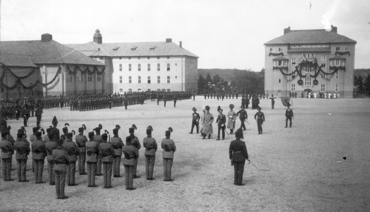 Strängnäs den 6 juni 1923

HM Konungen inspekterar regementet.