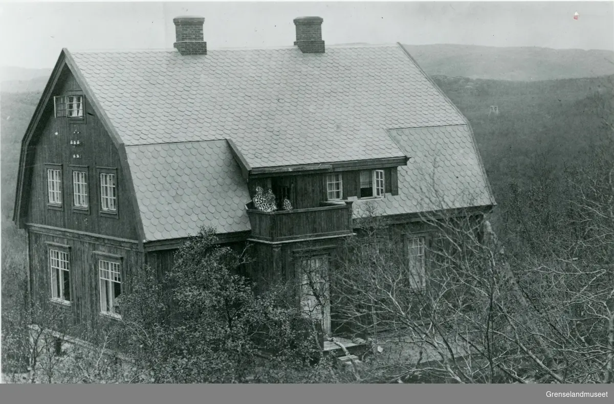 Fra anleggstiden i Bjørnevatn utenfor Kirkenes. 
Overingeniørens bolig, også kalt Kjørsta villaen. Her bodde Bergsingeniør Nordensten fra 1907 - 1913, og Thoralf Brodtkorb fra 1913 - rundt 1917.