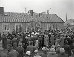 17. mai 1957. Vardø damekor synger for publikum foran komman
