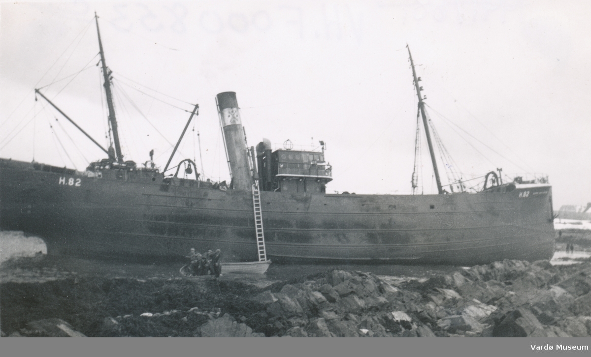 "Lord Hailsham" grunnstøtt ved vestre molo i Vardø i 1938