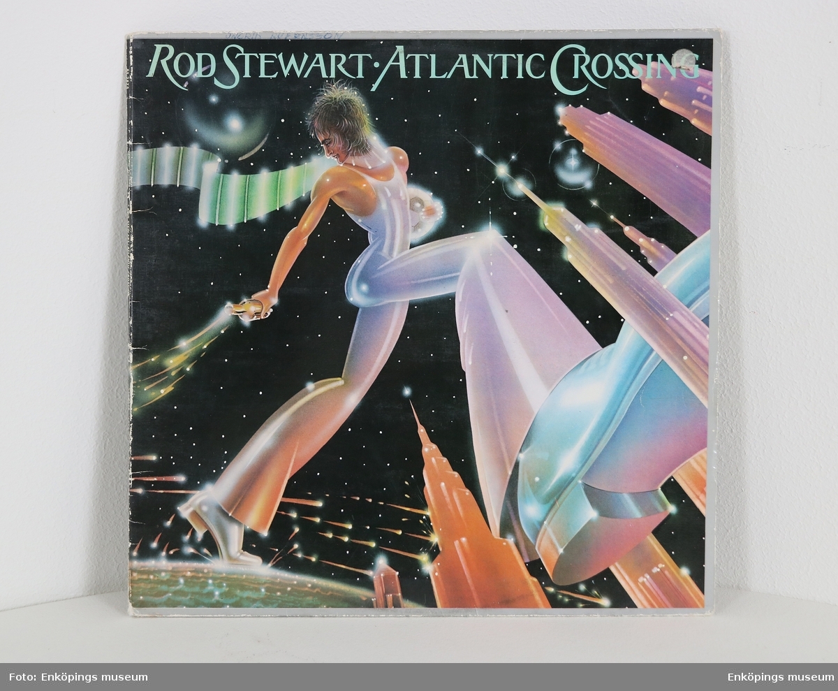 Lp-skiva med sångaren Rod Stewart. Albumets namn är "Atlantic Crossing". Albumet spelades in i Burbank, Californien, USA 1975. Producenten var Tom Dowd och skivbolaget var Warner Bros. Record Inc.

Sida 1 (fast side) Innehåller låtarna: "Three time loser", "Alright for an hour", "All in the name of Rock 'n' Roll", "Drift away" och " "Stone cold sober".

Sida 2 (Slow side) innehåller låtarna: "I don't want to talk about It", "It's not the spotlight", "This old heart of mine", "Still love you", och "Saling".