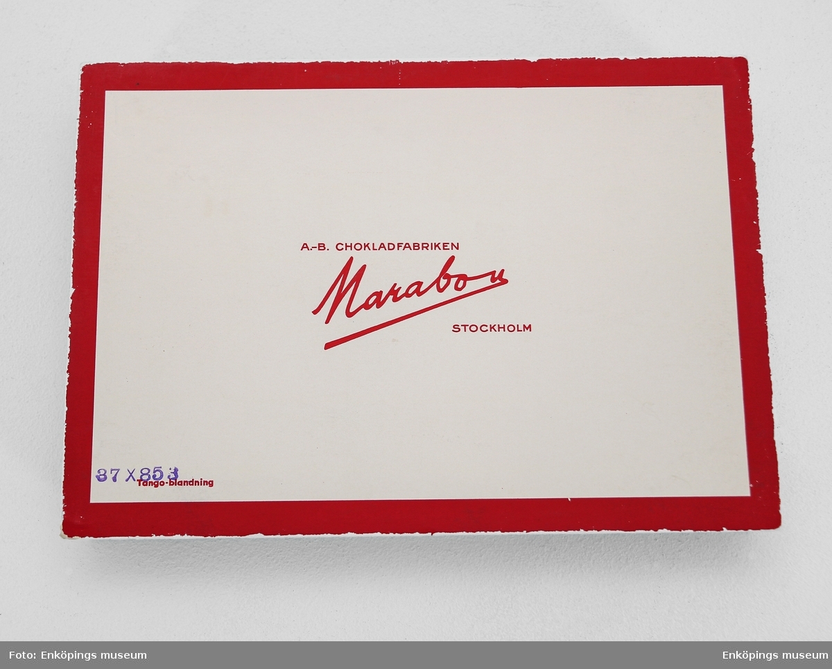 Röd och guldfärgad chokladask från Marabou. Lådan har en gång innehållit chokladpraliner av märket "TANGO PRALINER" från Marabou. Tango var ett chokladmärke som Marabou hade från och med 1926, men just denna ask fanns endast mellan åren 1966 och 1967.