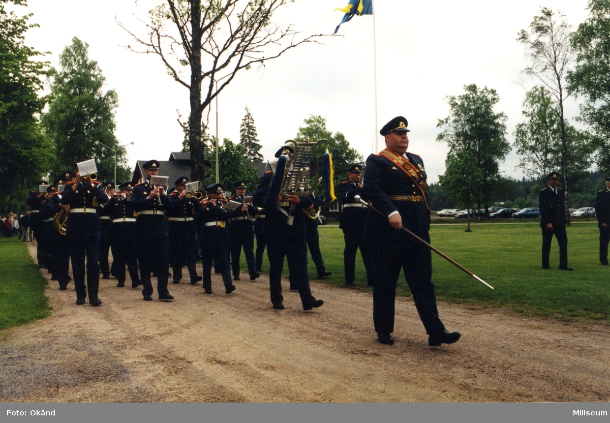 6 juni 2001, Västra lägret, Skillingaryd. Hemvärnets musikkår, Jönköping/Huskvarna. På vägen till invigning av Jönköpings regementes minnessten. Ingemar Badman, chef musikkåren.