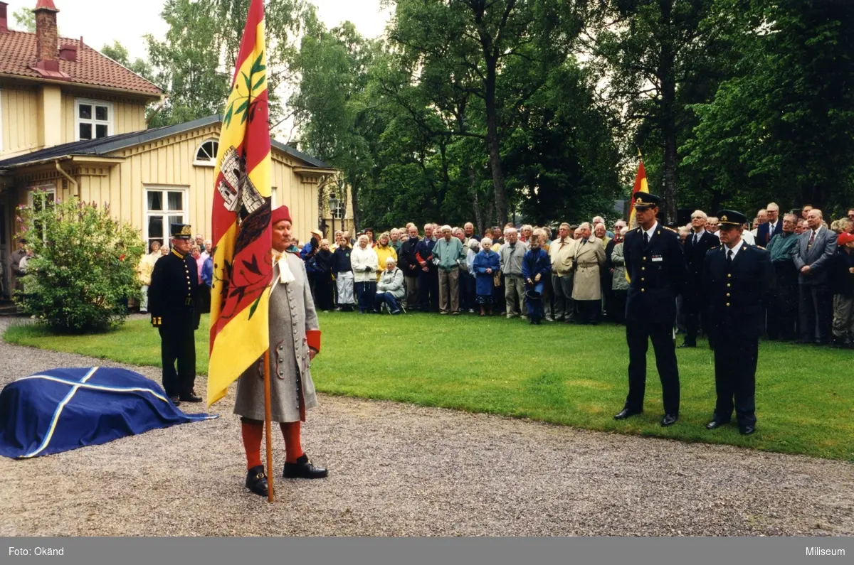 6 juni 2001, Västra lägret, Skillingaryd. Invigning av Jönköpings regementes minnessten. Till höger överste Bengt Axelsson, chef Ing 2 och major Jens Andersson, platschef Skillingaryd.