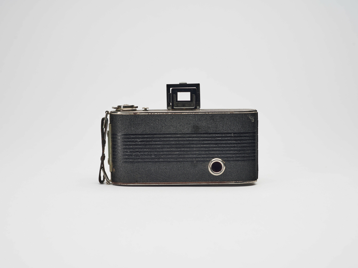 Et Billy-Clack Nr. 74 foldekamera for 120 film, med etui. Produsert av Agfa i perioden 1934-1940. 

Dette kameraet er en tidlig versjon, det ser man på mønsteret på over- og undersiden av kameraet. Fra ca 1938 hadde kameraet fiskebensmønster.
