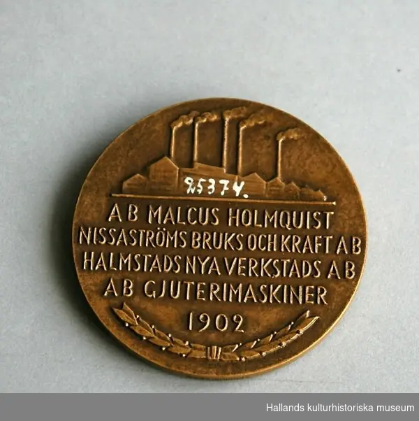 Minnesmedalj av brons med porträtt av Edvin Berger (Malcus koncernens skapare) och text: "EDVIN BERGER 75 ÅR DEN 13 MAJ 1946", "MALCUS KONCERNENS SKAPARE". På baksidan  "AB MALCUS HOLMQUIST NISSASTRÖMS BRUKS OCH KRAFT AB, HALMSTADS NYA VERKSTADS AB, AB GJUTERIMASKINER, 1902". för Mateus  Holmqvist? Medaljen förvaras i rund pappask, grön. Märkning "KH". (Konstnärens signatur?)