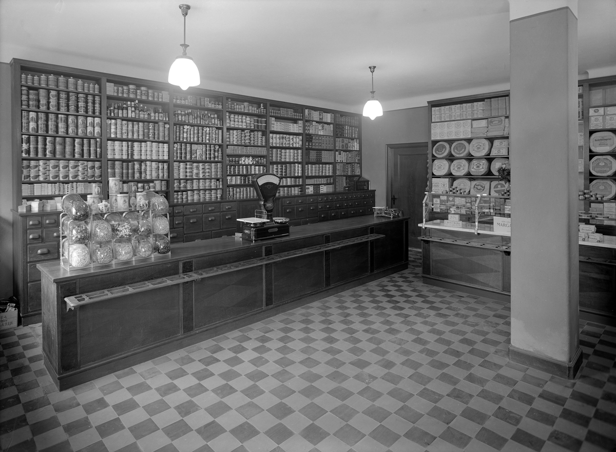 Interiör från Larsson & Nilssons speceriaffär på adressen Platensgatan 6 i Linköping. Året är 1928.