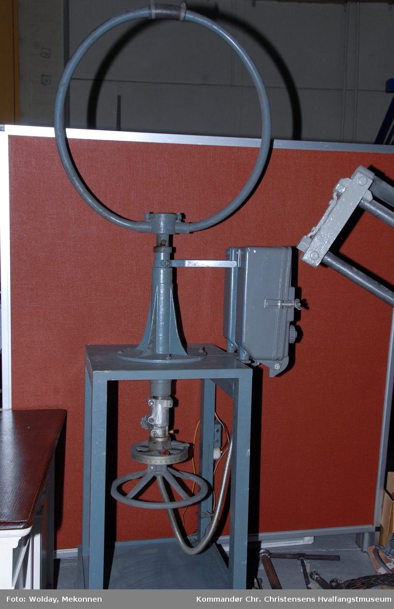 Stor jernring på stativ montert til et rammeverk av tre for at det ikke skal være magnetisk)