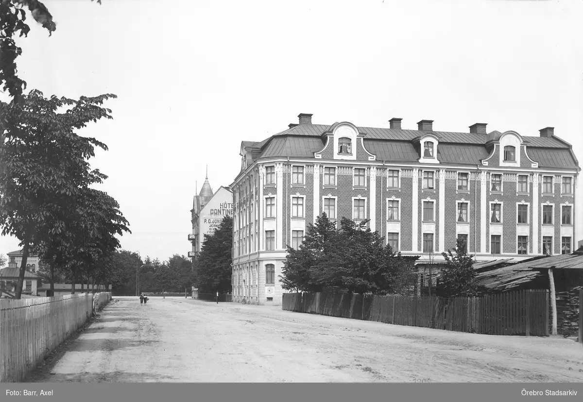 Östra Bangatan nordöstra hörnet mot Fredsgatan, 1903 - Örebro ...