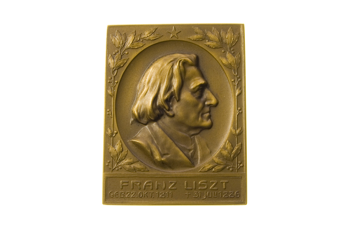 Motiv advers: I oval medaljong flankert av laurbærgrener under en femtakket stjerne komponisten Franz Liszt, byste i profil mot høyre. 