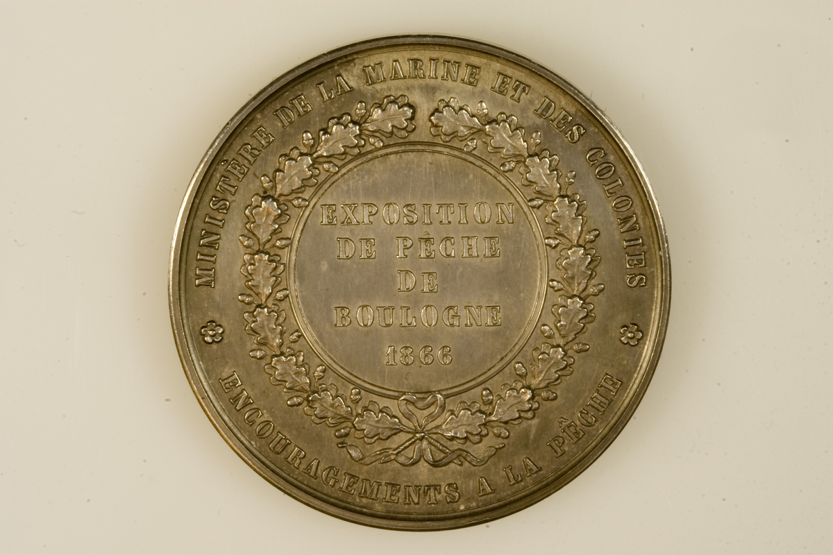 Motiv advers: Keiser Napoleon III av Frankrike, laurbærkranset, i profil mot høyre.

Motiv revers: Eikekrans om sirkel med tekst.