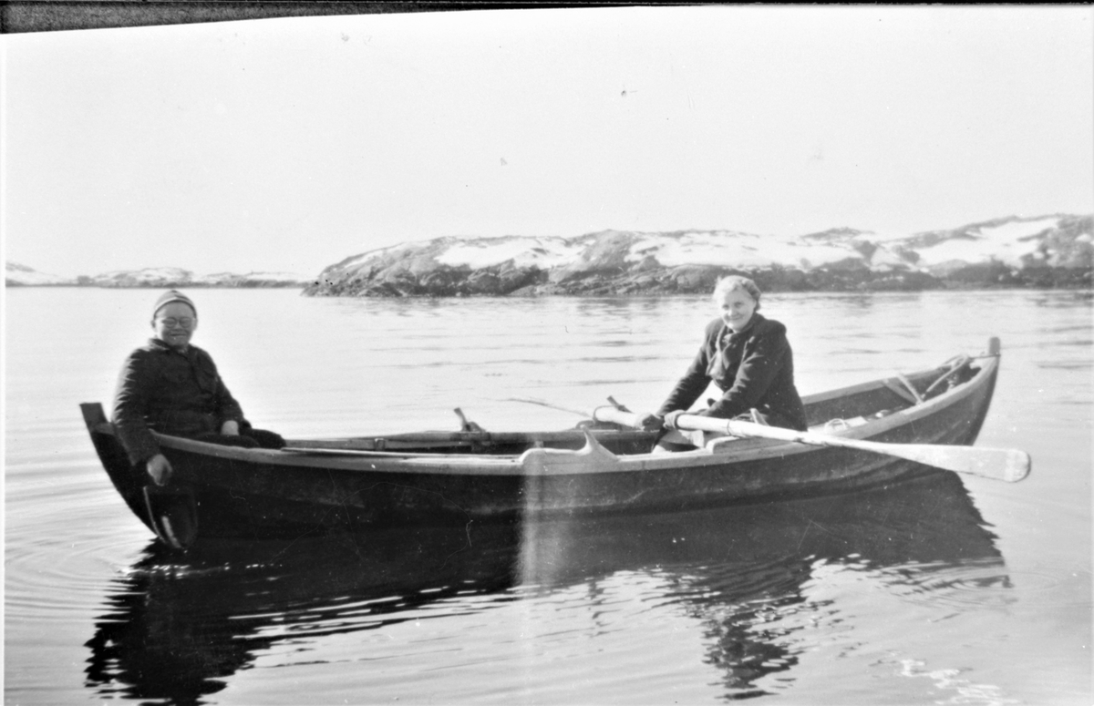 Olise Hoff ved årene i en robåt med sønnen Håkon i bakskotten, Frøya