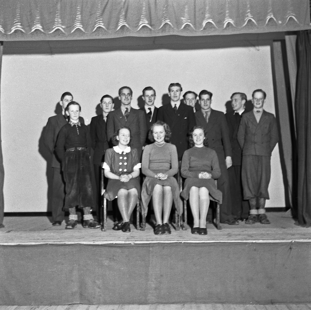 Medlemmar från Fjällsjöns amatörteatergrupp fotograferade på scenen i Folkets hus.