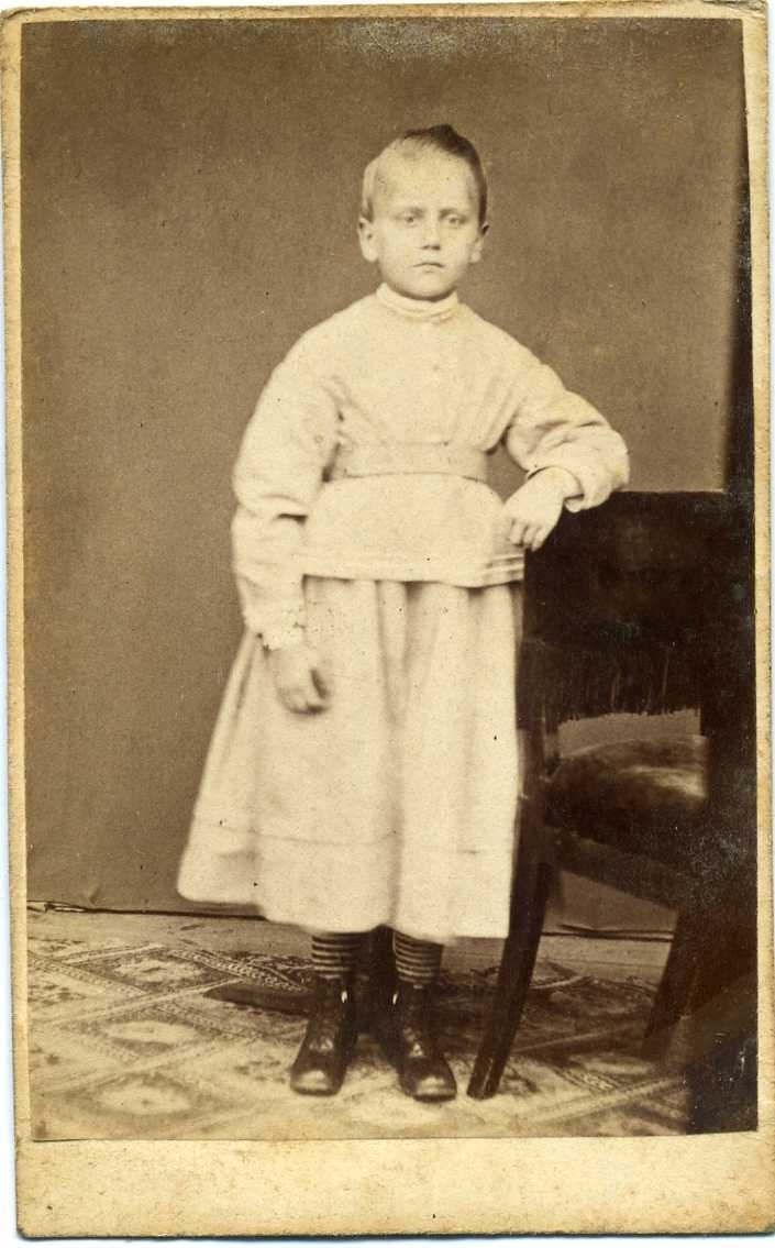 Kabinettsfotografi av en liten pojk klädd i kolt.