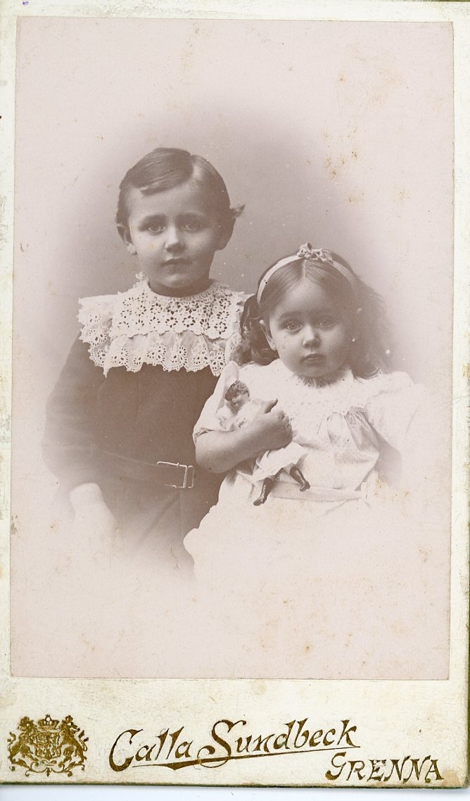 Kabinettsfotografi av två små barn, en pojke och en flicka.