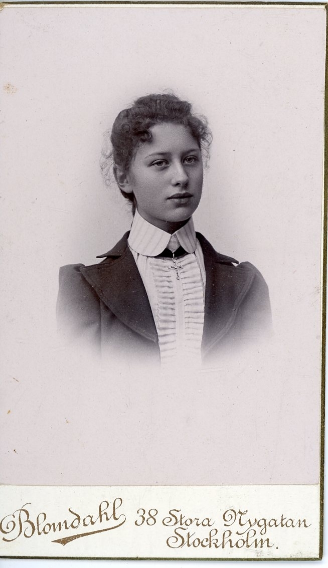 Kabinettsfotografi av en okänd ung kvinna.