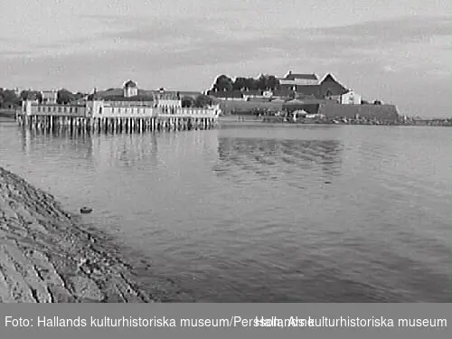 Fästningen och kallbadhuset fotograferat från hamnpiren efter att badhuset under 1996-1997 restaurerats till sitt utseende vid uppförandet 1903.