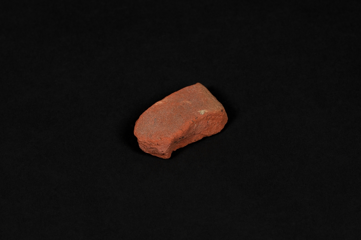 Fragment av rödbränt lergods, eventuellt tegel