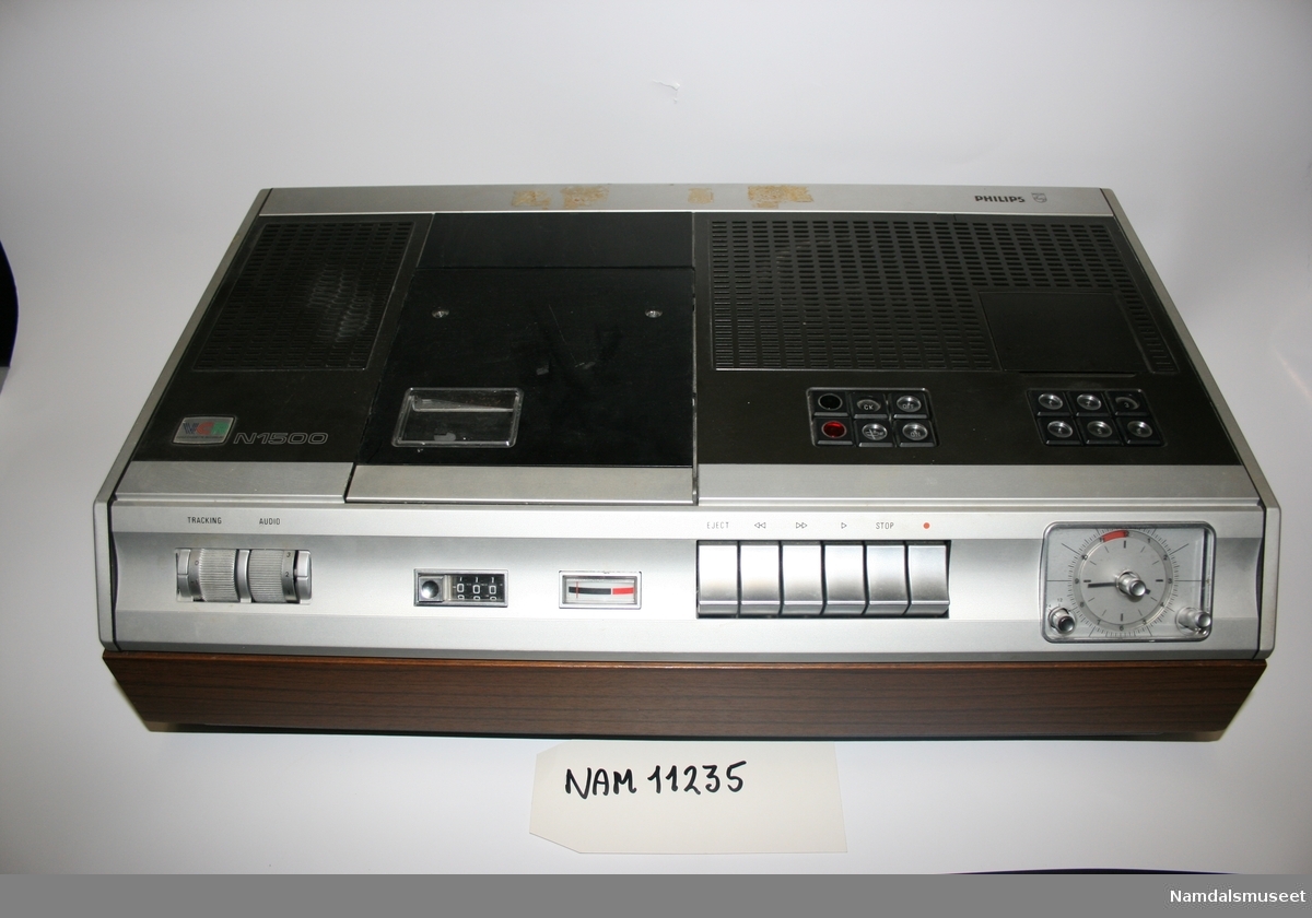 Philips videospiller av type N1500. Dette er den føste videospiller for hjemmebruk. Den hadde også en innbygd tv mottaker. Videosystemet var Sony Umatic og ble ganske raskt utkonkurrert av typen VHS