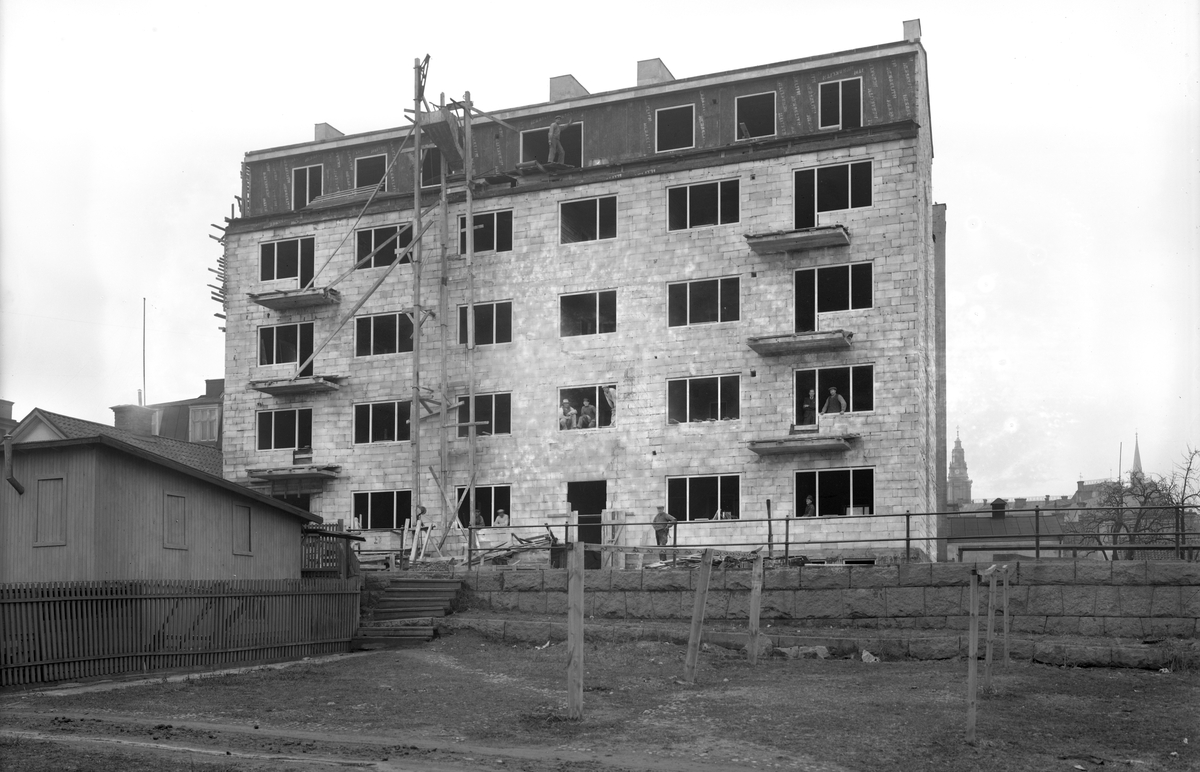 Murblock av lättbetong, stora delade fönster och utkragade balkongplattor i betong var nya byggtekniska metoder och uttryck när Hamngatan 12 i Linköping byggdes 1936.