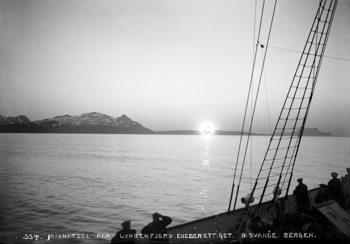 Midnattsol på Lyngenfjord
Fotografert 1900 Ca.