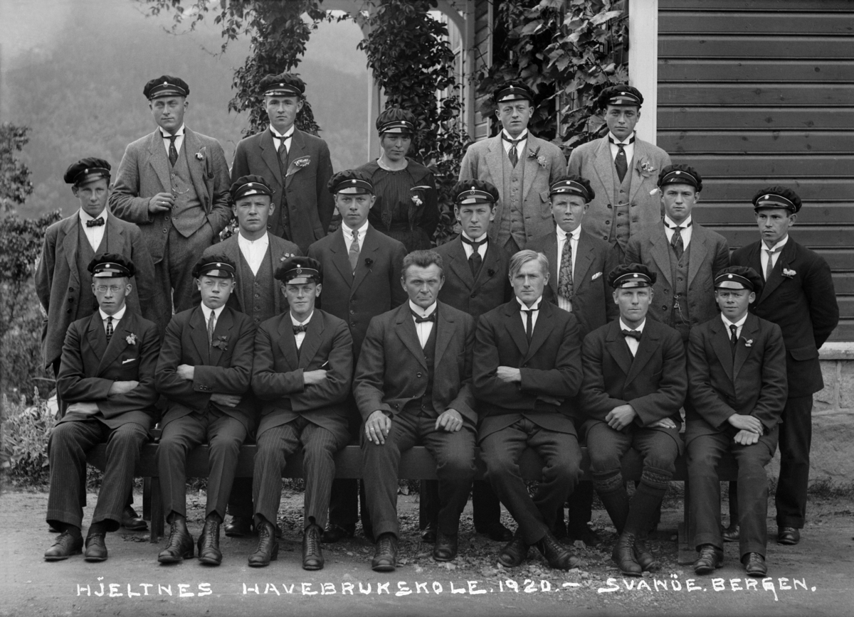 Elever ved Hjeltnes havebruksskole, Gruppebilde
Fotografert 1920