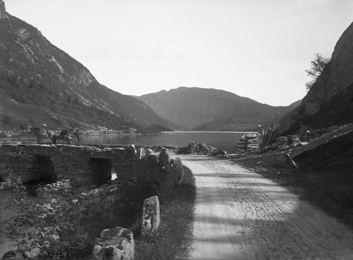Yksdalsvatnet, Veiparti mellom Vadheim og Sande
Fotografert 1900 Ca.