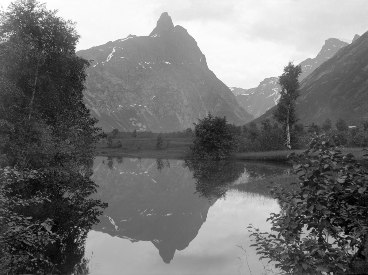 Romsdalshorn, Rauma
Fotografert 1900 Ca.