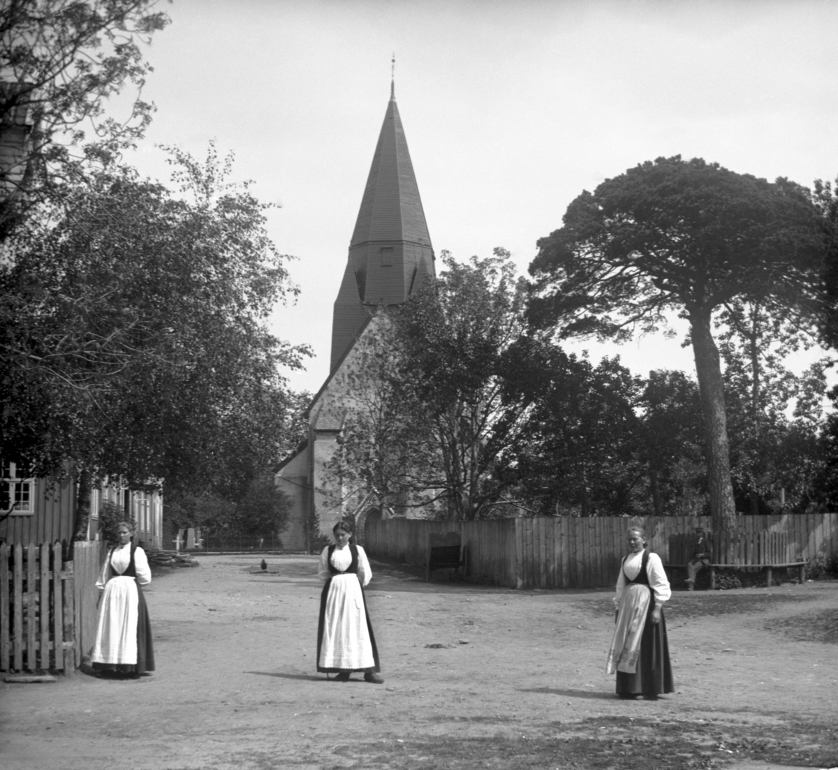 3 bunadskledde damer foran kirken.
Voss kirke
Fotografert 1900 Ca.