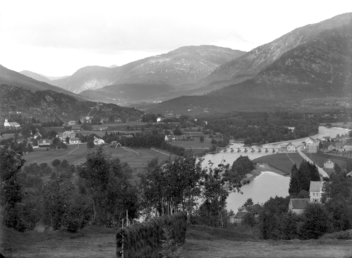 Utsikt over Førde. Fotografert i perioden mellom 1905 - 1943