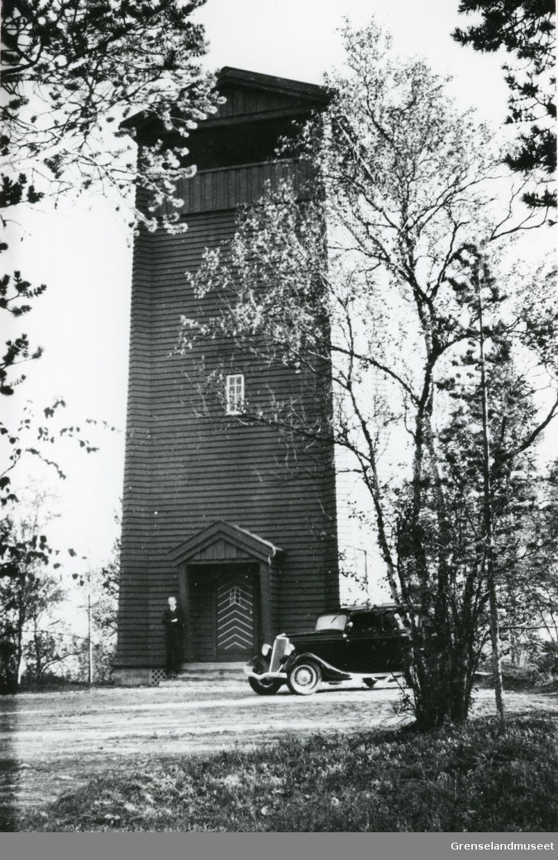Svanvik i Pasvik. Utkikkstårn bygget i 1935 på 96 høyden. Tårnet brant ned i 1944. Bilen er trolig en Ford V8 1934-modell.