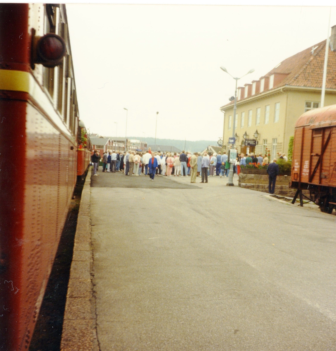 Et stort arrangement hvor mange folk ble med på en togtur ned til Kragerø stasjon. Kragerøbanen.