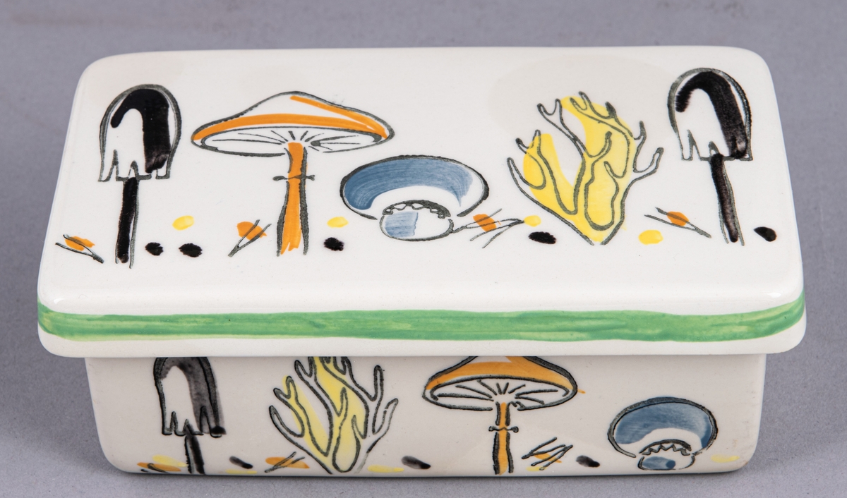 Smörask med lock i eldfast flintgods, dekor Mykolo av Berit Ternell 1958. Dekorens mönster består av fyra olika sorters svampar.