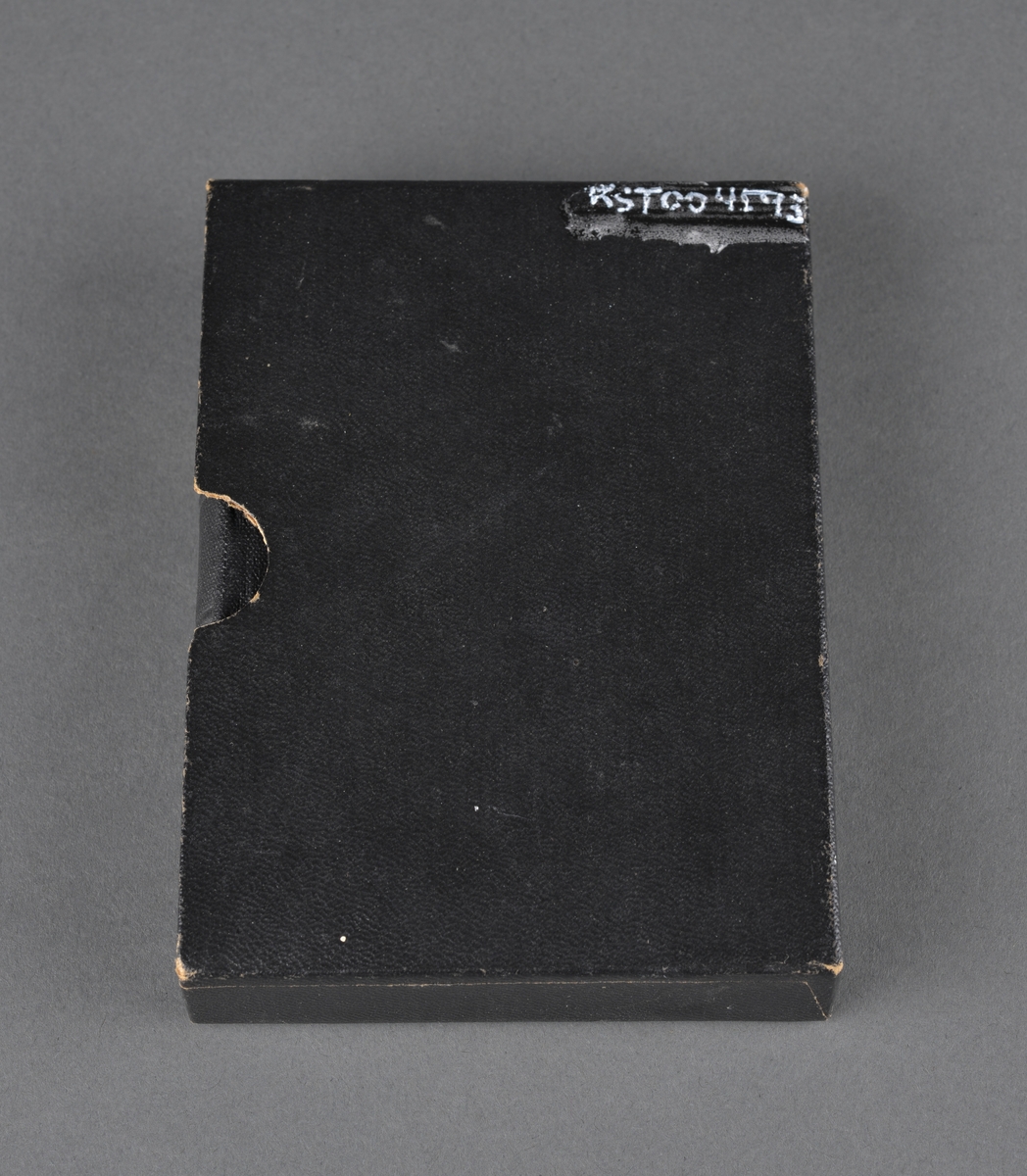 M.B. Landstads reviderte kirkesalmebok.
Ligger i en svart omslagseske

Utgitt på Andaktsbokselskapets forlag i 1947
