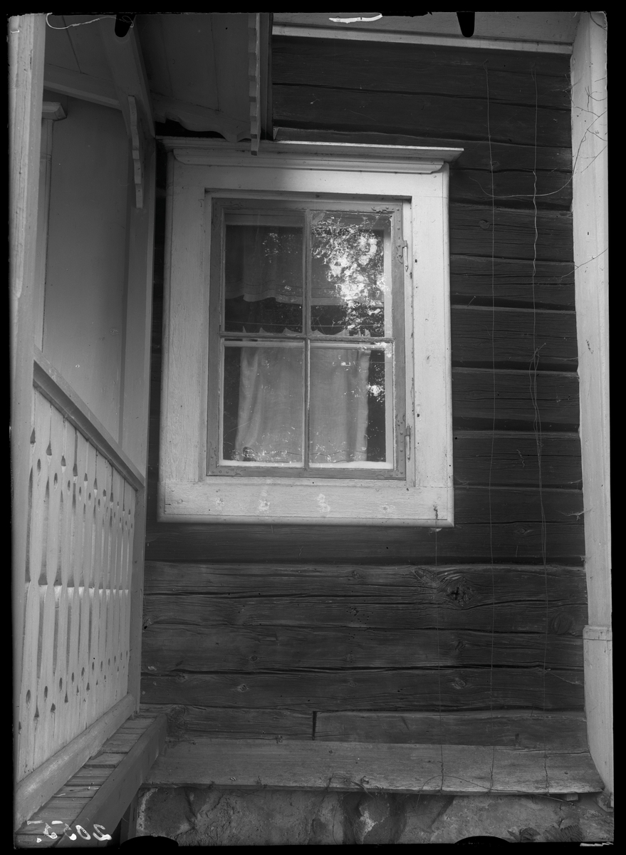 Utvändigt fönsterfoder på bostad, gamla mangården, på Valsta herrgård.