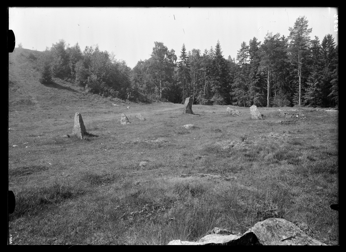 Badelunda sn, Anundshögsområdet, Långby.
Lilla skeppssättningen före renoveringen, från norr. 1933.