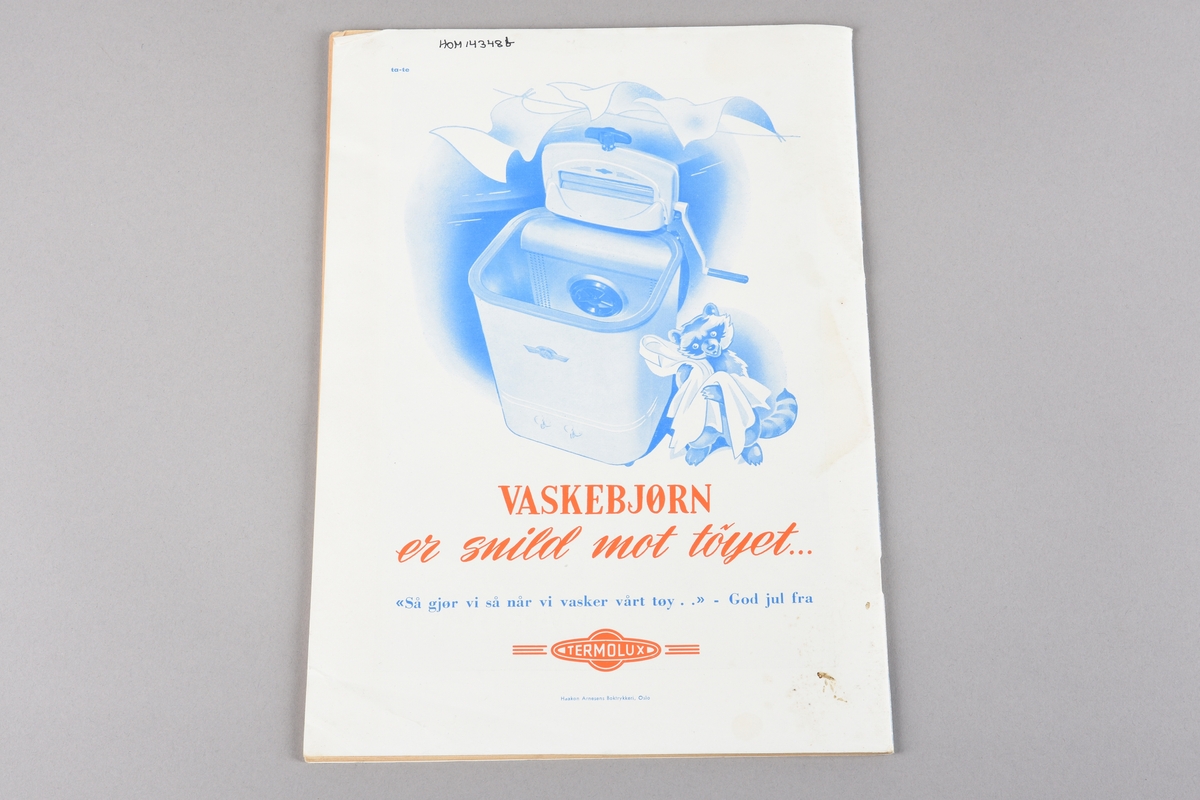 Julehefte frå 1956, med tittel "Julehygge" Heftet har tekstbidrag og illustrasjonar frå fleire personar. Tekstdelen er trykt i svart-kvitt, mens omslaget har ulike fargemotiv både på utsida og innsida.